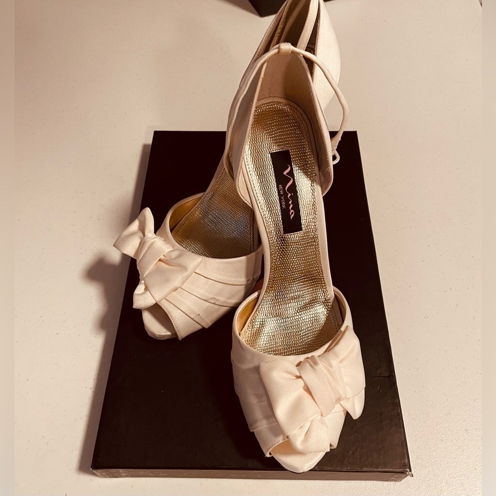 Nina Satin Special Occasion Ivory Luster Peep Toe Pumps with Bow, Size 9 1/2